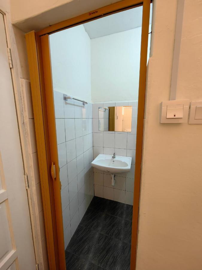 Ww Hostel 22A Private Shower George Town Exterior photo